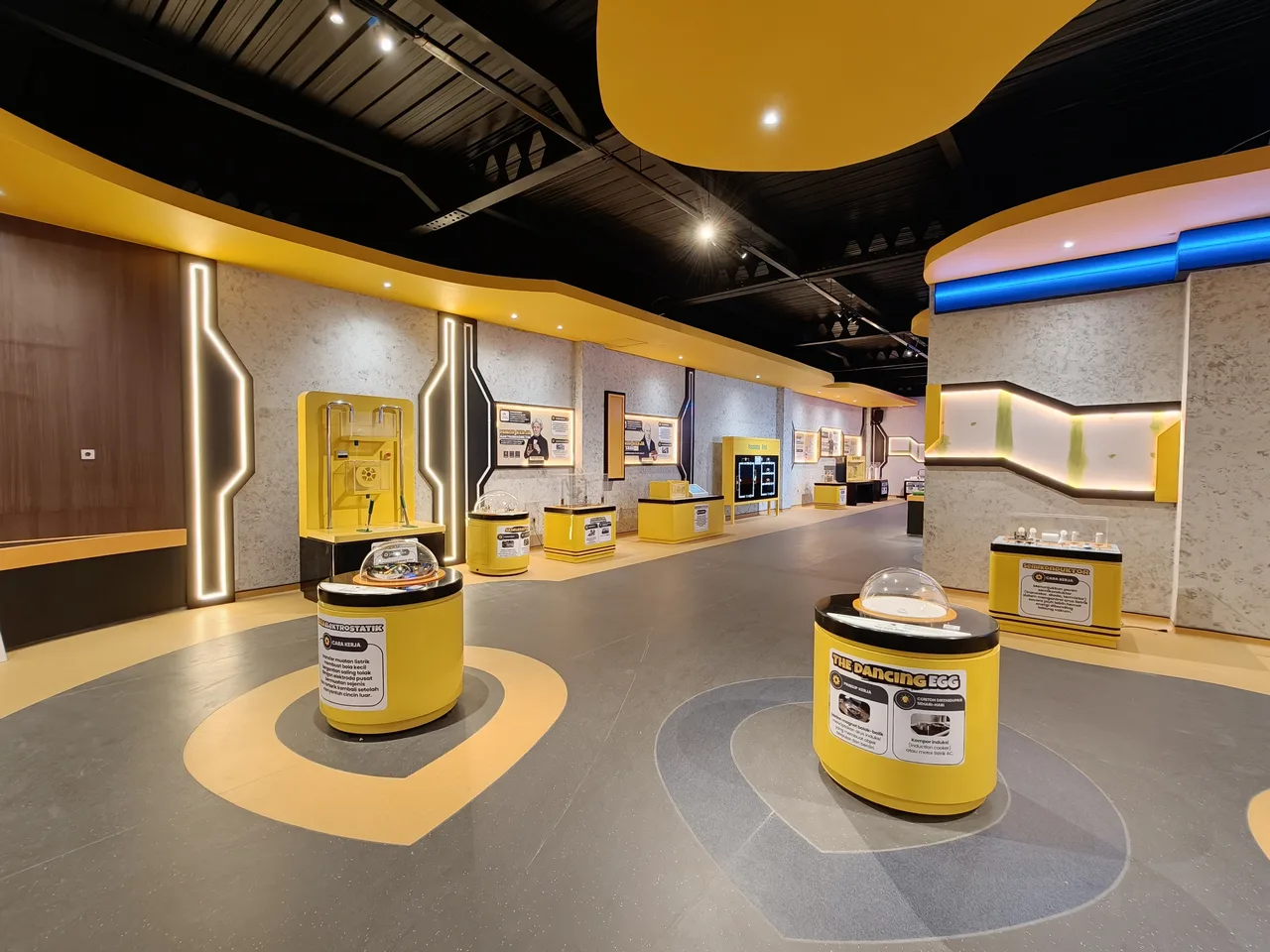 MMSC gallery as built (densely packed exhibits)